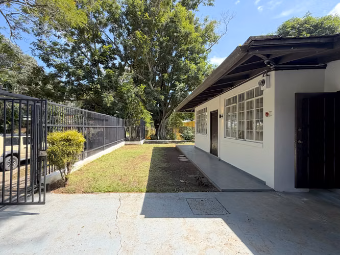 Casa Renovada de 3 Recámaras en Alquiler en Ancón – 180 m² con Terreno de 700 m² y Jardín - Imagen 3