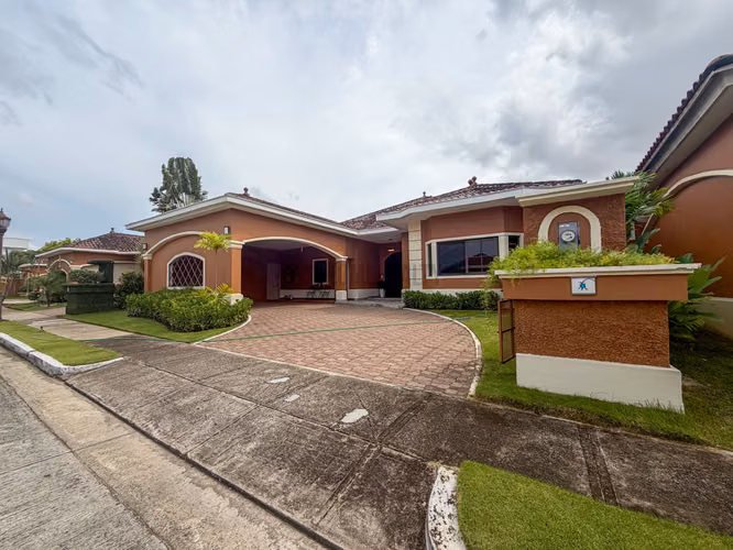Casa en Alquiler en Costa Sur, Panamá – Amplia Residencia de 340 m²