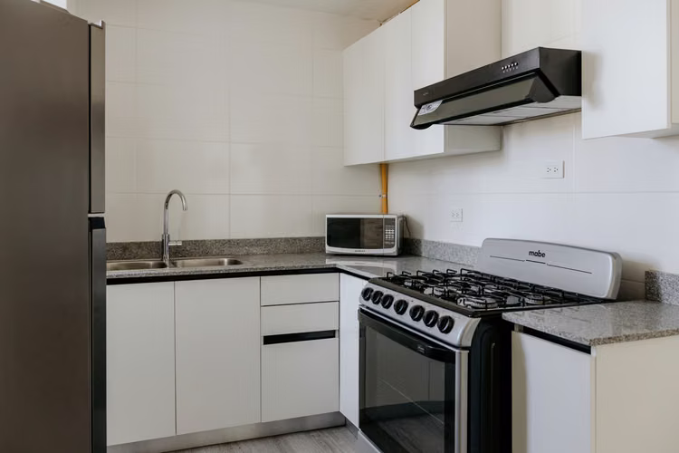 Apartamento Calle 50 | Balcón | Cerca de Multiplaza | Vista al mar