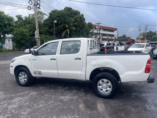 TOYOTA HILUX 2015 MANUAL 4X4 - Imagen 4
