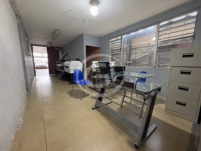 Venta Casa Comercial en Av. Santa Elena, Ideal para Negocio