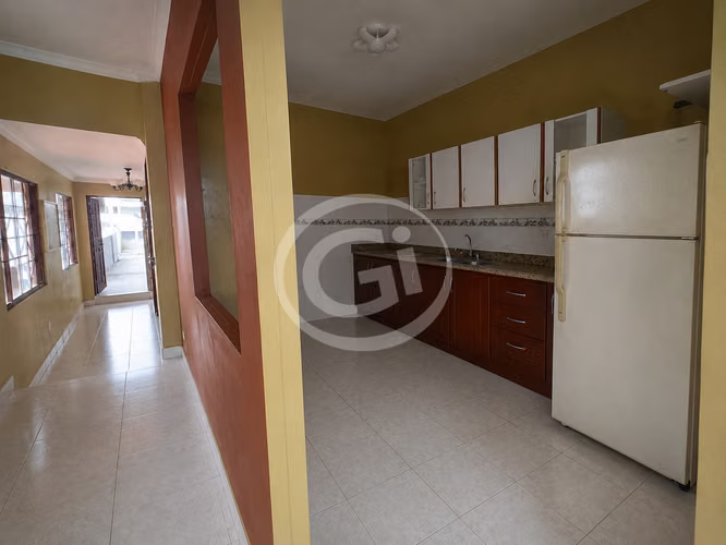 Venta Casa Comercial en Av. Santa Elena, Ideal para Negocio