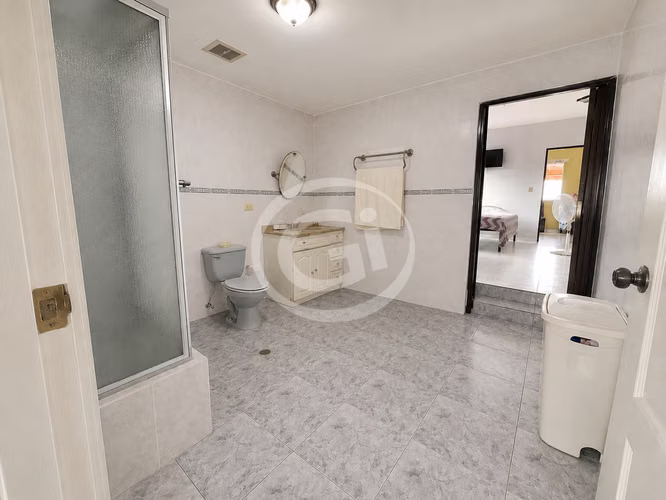 Venta Casa Comercial en Av. Santa Elena, Ideal para Negocio