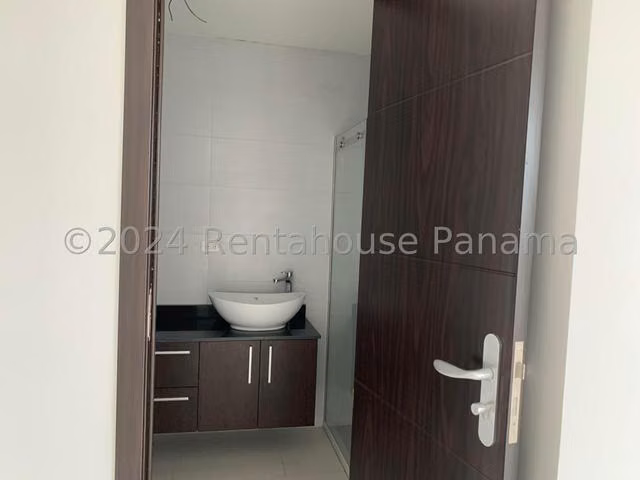 Alquiler de Penthouse en Carreras Tower: 3 Recámaras con Línea Blanca Nueva - 27GP689