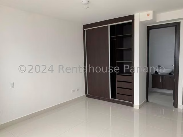 Alquiler de Penthouse en Carreras Tower: 3 Recámaras con Línea Blanca Nueva - 27GP689