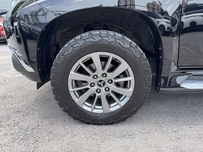 MITSUBISHI MONTERO 2020