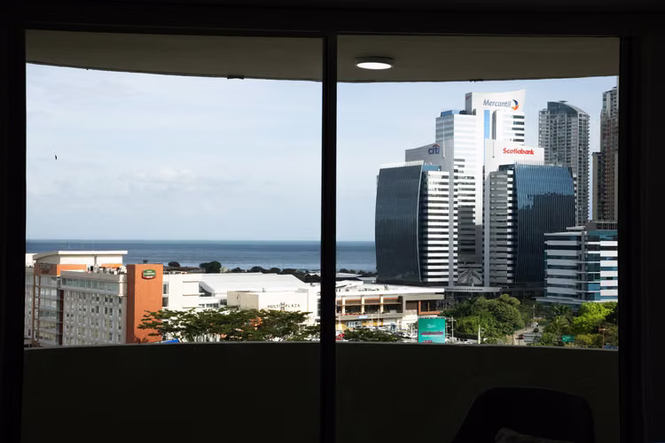 Apartamento Calle 50 Nuevo | Balcón | Cerca de Multiplaza | Vista al mar