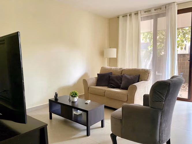 Alquilo casa en Golf Gardens, Brisas del Golf con línea blanca