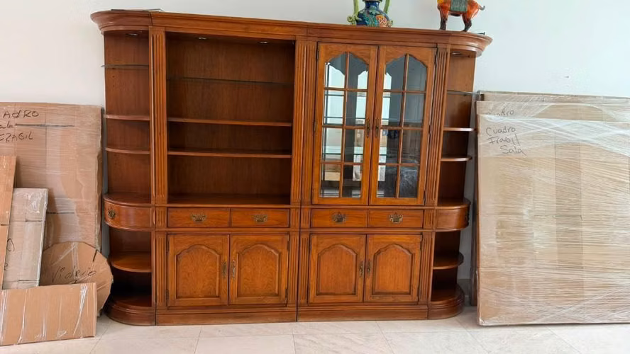 Mueble de sala en madera con vitrina, luces y espejo..