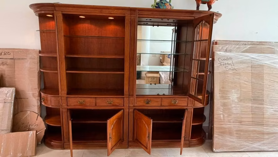 Mueble de sala en madera con vitrina, luces y espejo..