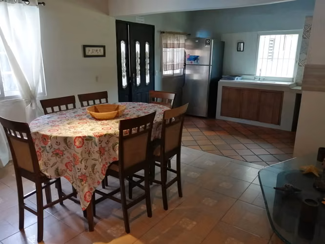 CASA CON JUEGOS DE ENTRETENIMIENTOS - MESA DE BILLAR- DOMINO