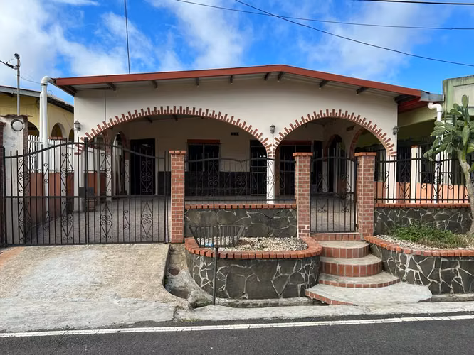 Vendo amplia casa en vacamonte cerca de jumbo