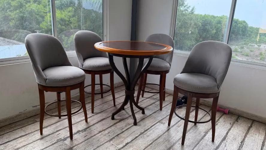 Mesa alta tipo bar con 4 sillas giratorias tapizadas. Negociable
