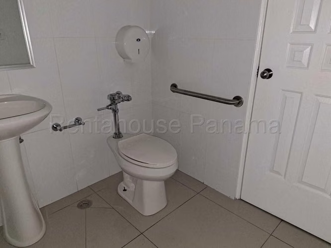 Alquiler de oficina de 125m2 en Costa del Este - Imagen 8
