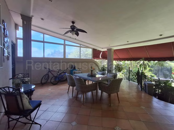 Venta de casa dúplex de 430m2 en Betania