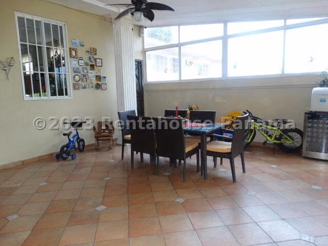Venta de casa dúplex de 430m2 en Betania