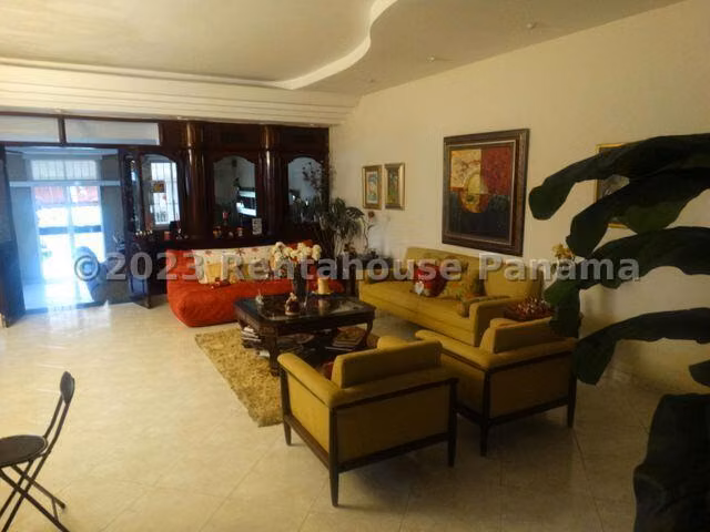 Venta de casa dúplex de 430m2 en Betania