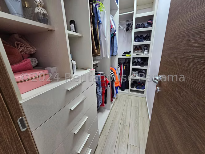 Se Vende Apartamento en Costa del Este LA27-440