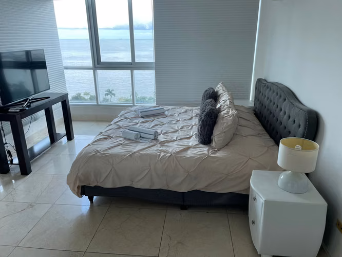 APARTAMENTO AMOBLADO EN AV BALBOA $1,900