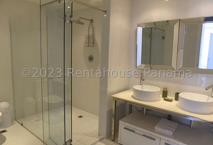 Alquilo Apartamento en Avenida Balboa LC26-131