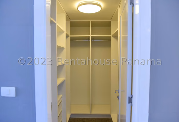 Alquilo Apartamento en Avenida Balboa LC26-132