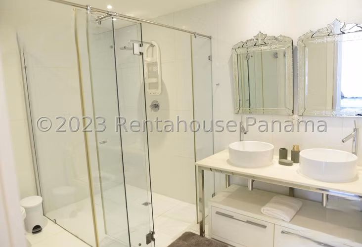 Alquilo Apartamento en Avenida Balboa LC26-132