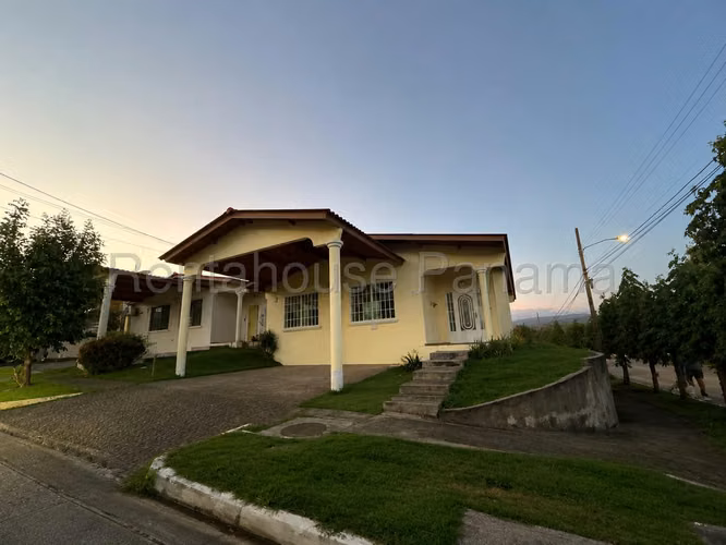 Se Vende Casa en Brisas Del Golf MDV27-985
