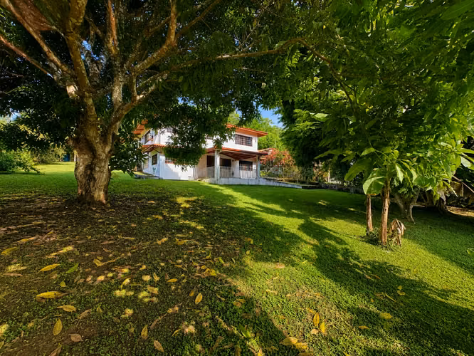 Gran propiedad con 2 residencias independientes en Las Cumbres ID 26952