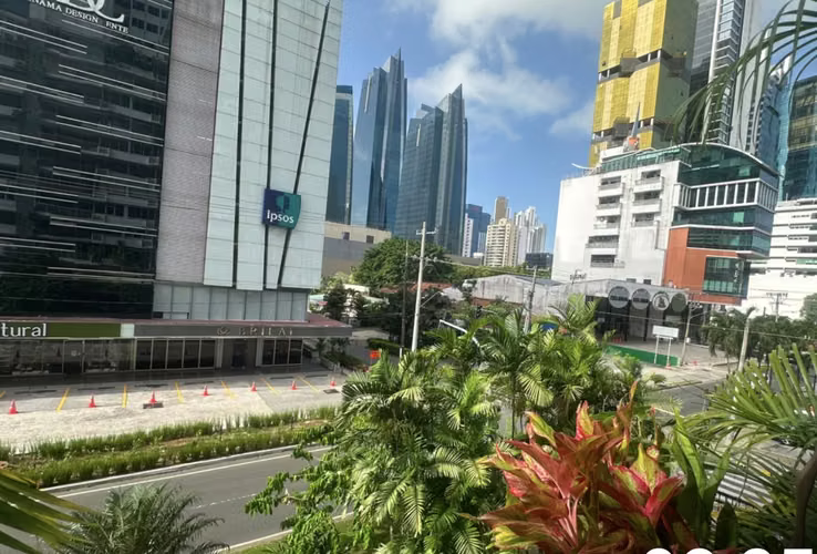 OBARRIO Samuel Lewis  Alquiler o Venta  200 mts2 with balcony