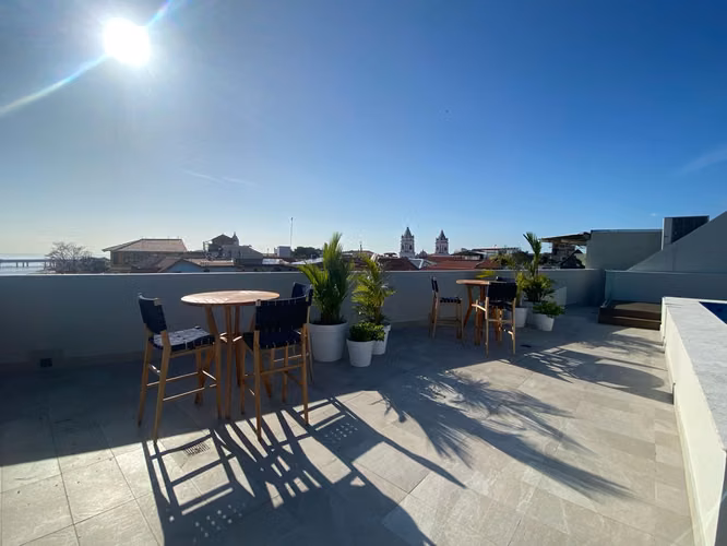 Apartamento en Casco Viejo de 100m2 I 2 Rec I Amoblado I Con balcón y 1 parking