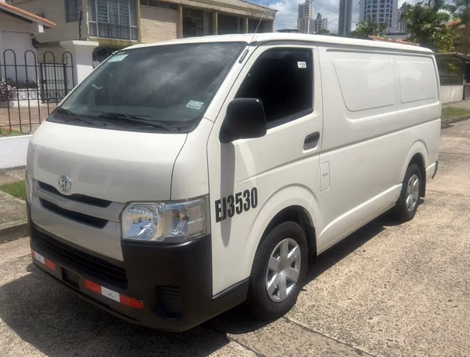HIACE 2023   MANUAL EN 24,695 al CREDITO o al CONTADO