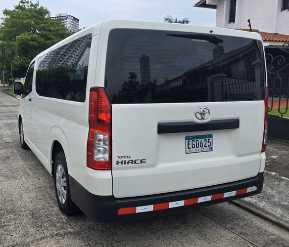 HIACE 2023   MANUAL EN 29,995 al CREDITO o al CONTADO