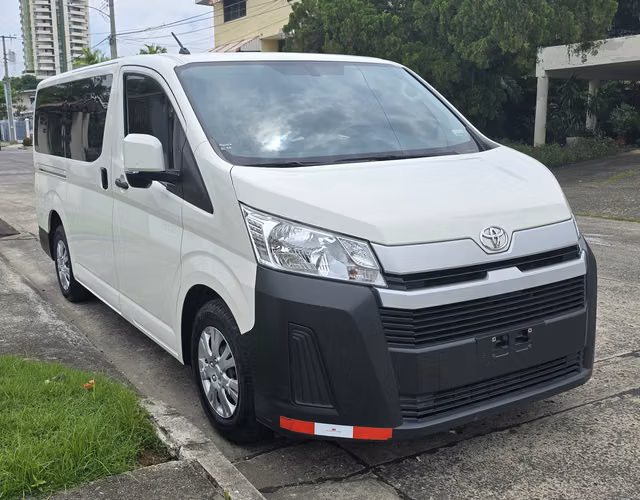 HIACE 2023   MANUAL EN 29,995 al CREDITO o al CONTADO
