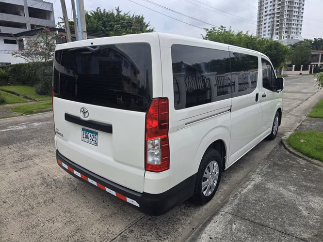 HIACE 2023   MANUAL EN 29,995 al CREDITO o al CONTADO