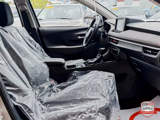 Toyota Yaris E 2024 Automática EK6037 - Imagen 8
