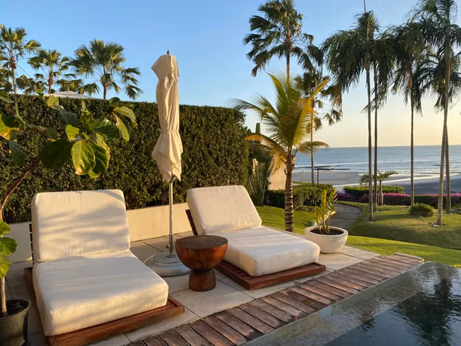 Venta de Apartamento frente al mar con piscina infinita y espectaculares vistas al atardecer