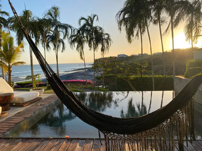Venta de Apartamento frente al mar con piscina infinita y espectaculares vistas al atardecer