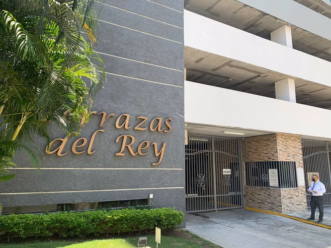 Alquilo céntrico y amplio apartamento amoblado en Condado del Rey