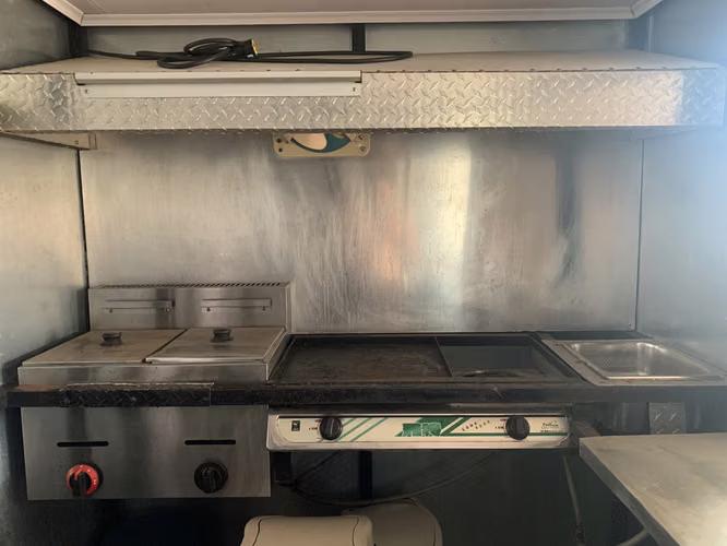 VENDO FOOD TRUCK DE 8' X 6', 2000 $2,000