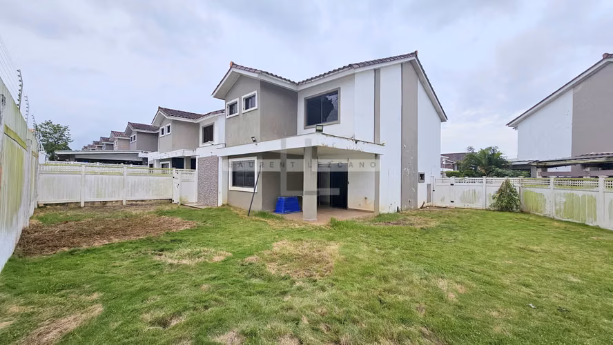 Venta Casa Unifamiliar de Esquina en PH Mont Blanc - Brisas Norte. Haga una oferta