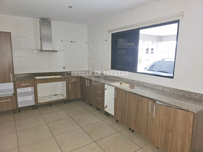 Venta Casa Unifamiliar de Esquina en PH Mont Blanc - Brisas Norte. Haga una oferta