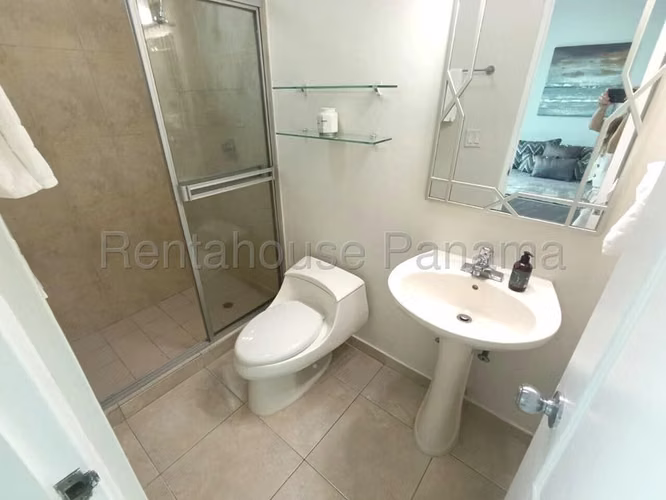 261387. Se vende apartamento amoblado 3 recamaras, 3 baños, 2 parkings