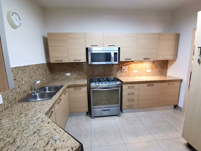 Apartamento en Albrook I con balcón y excelente distribución