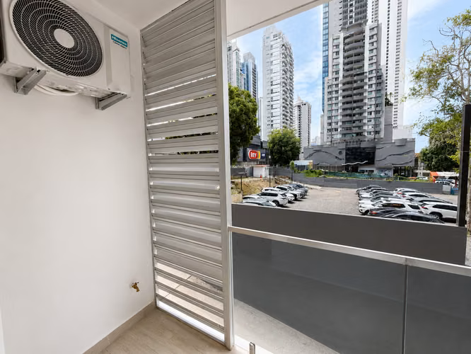 Estrena Amplios Apartamentos Remodelados de 2 Recamaras en Planta Baja