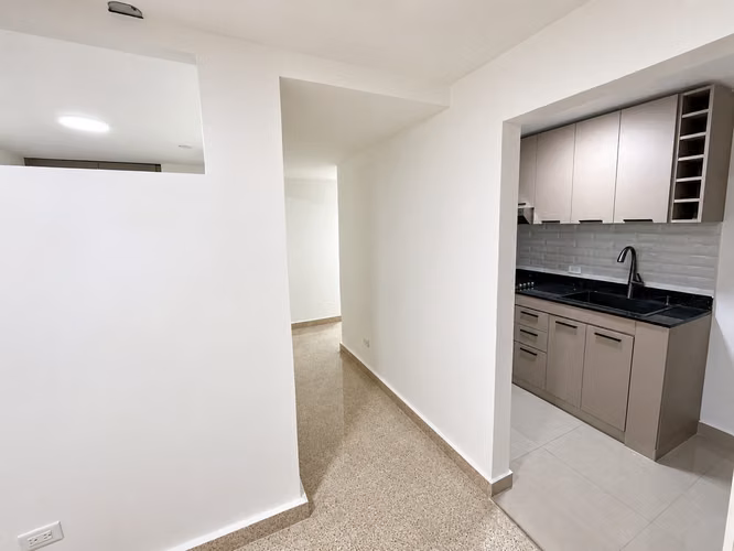 Estrena Amplios Apartamentos Remodelados de 2 Recamaras en desde 725 - Imagen 4