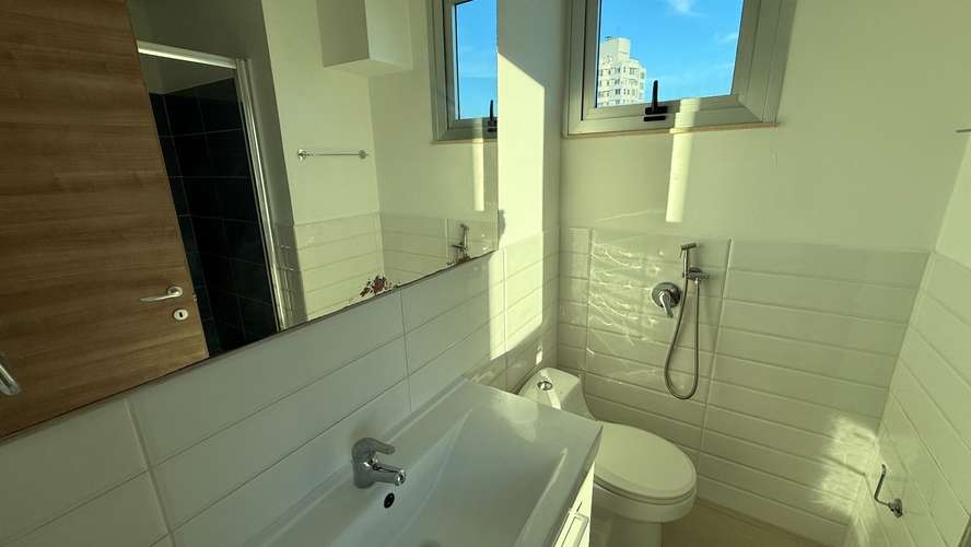 Se alquila apartamento  de 2  recámaras, 2 baños, a pasos del metro
