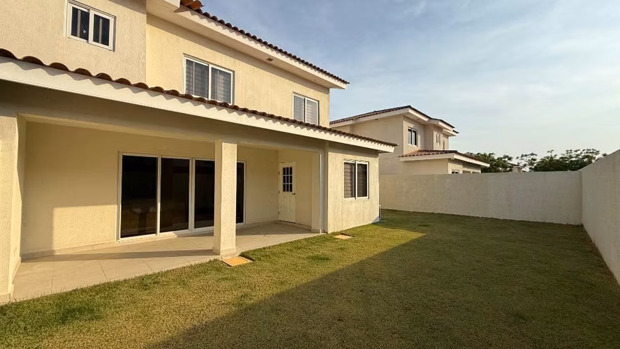 Se alquila amplia casa de 4 recámaras, dem, 2.5 baños, CBE, amplio jardín
