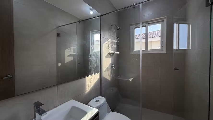 Se alquila amplia casa de 4 recámaras, dem, 2.5 baños, CBE, amplio jardín