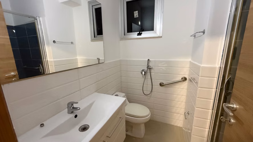 Se alquila apartamento  de 2  recámaras, 2 baños, a pasos del metro