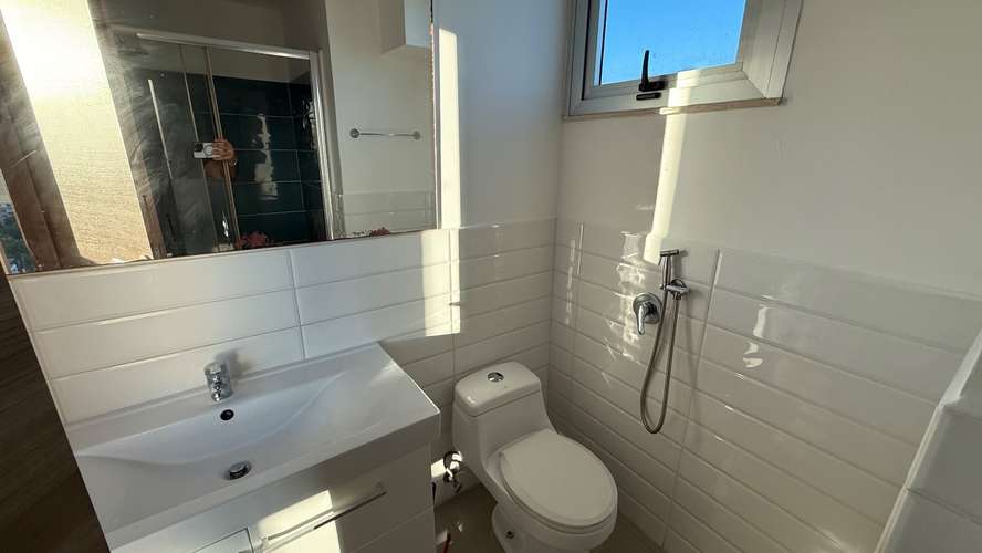 Se alquila apartamento  de 2  recámaras, 2 baños, a pasos del metro